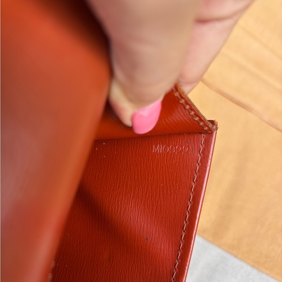 Authentic Louis Vuitton vintage 1990s unisex Brown Epi leather pochette amberop - Picture 16 of 16